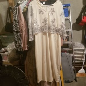 White vneck quarter sleeve dress